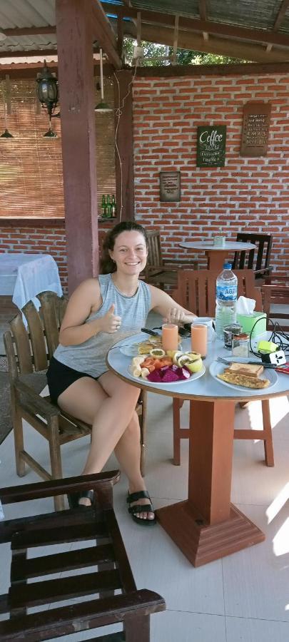 Moni Mahalika Hotel Kelimutu Buitenkant foto